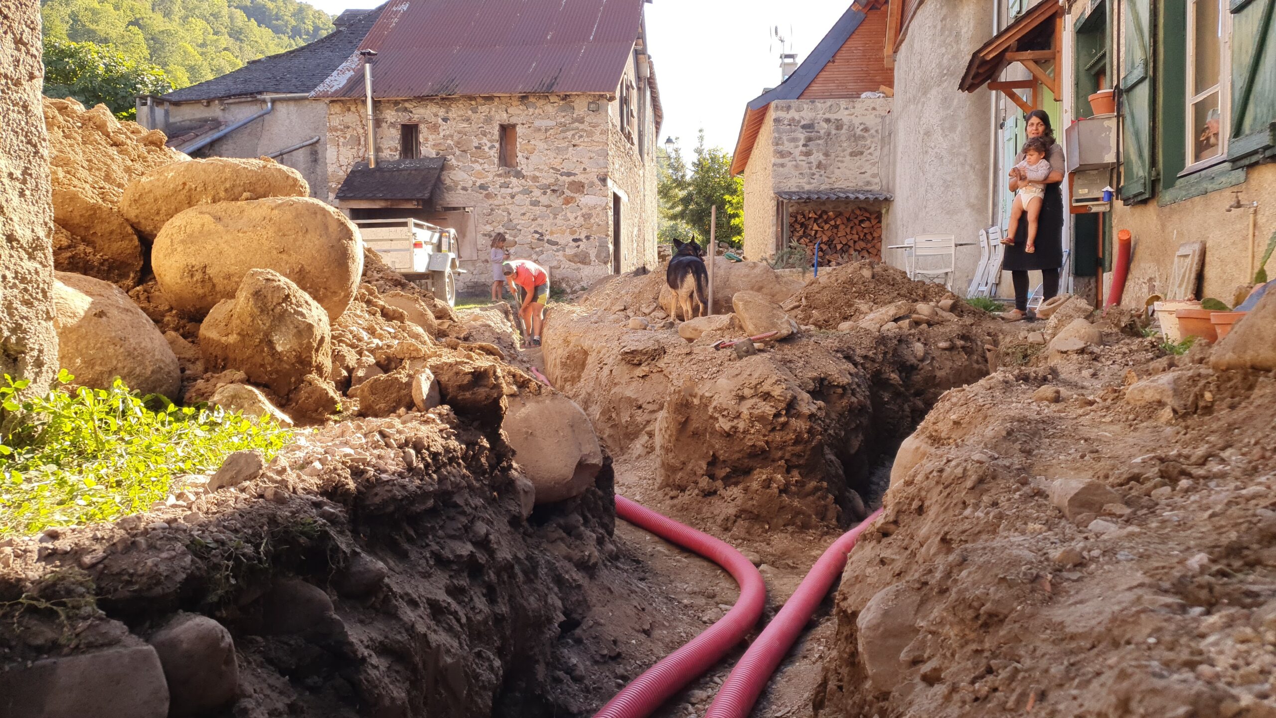 Tranchées pour les gaines de l’eau et l’électricité