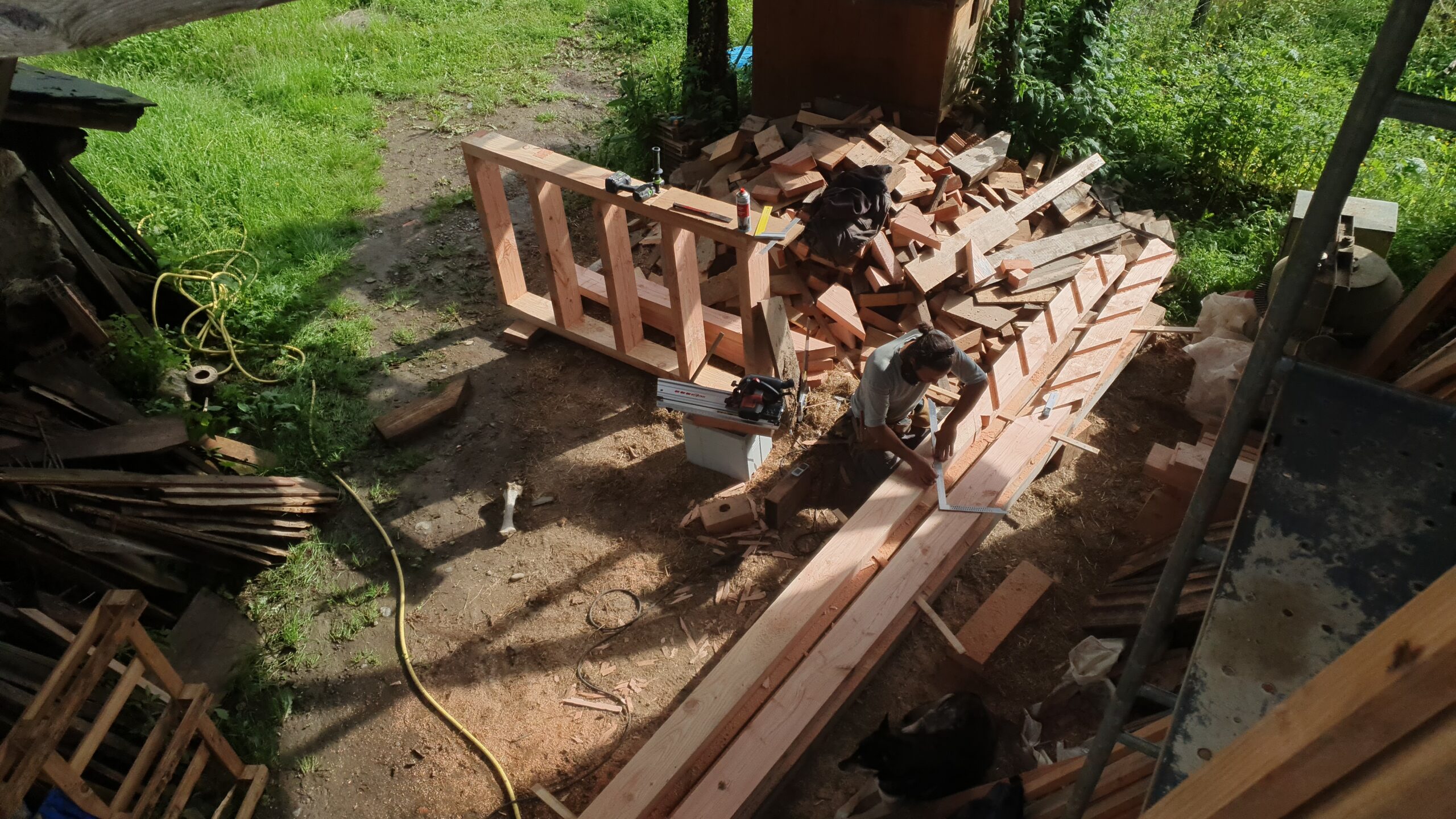 Fabrication et assemblage de l’escalier extérieur d’accès à la maison