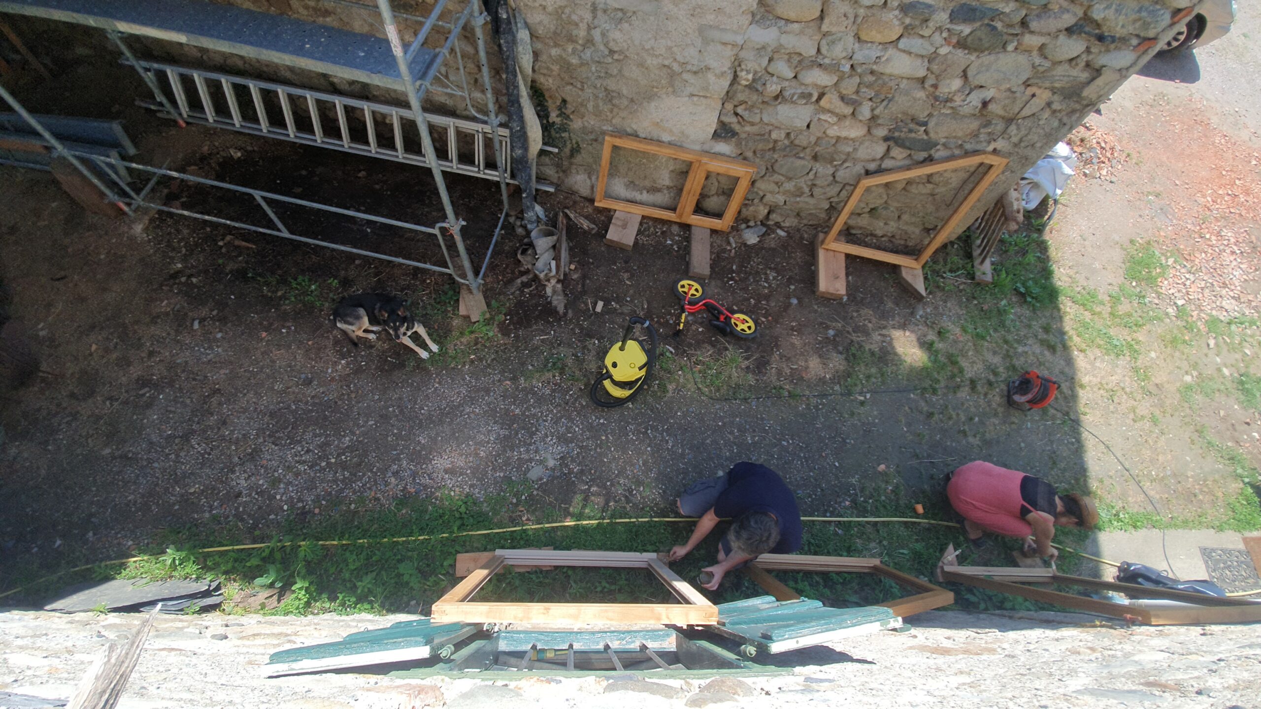 Pose du saturateur sur les cadres des fenêtres et portes