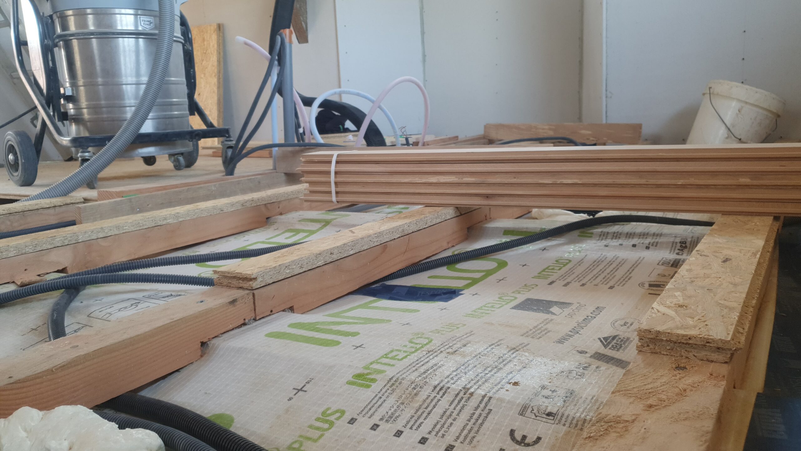 Installation des cales pour le parquet du première étage