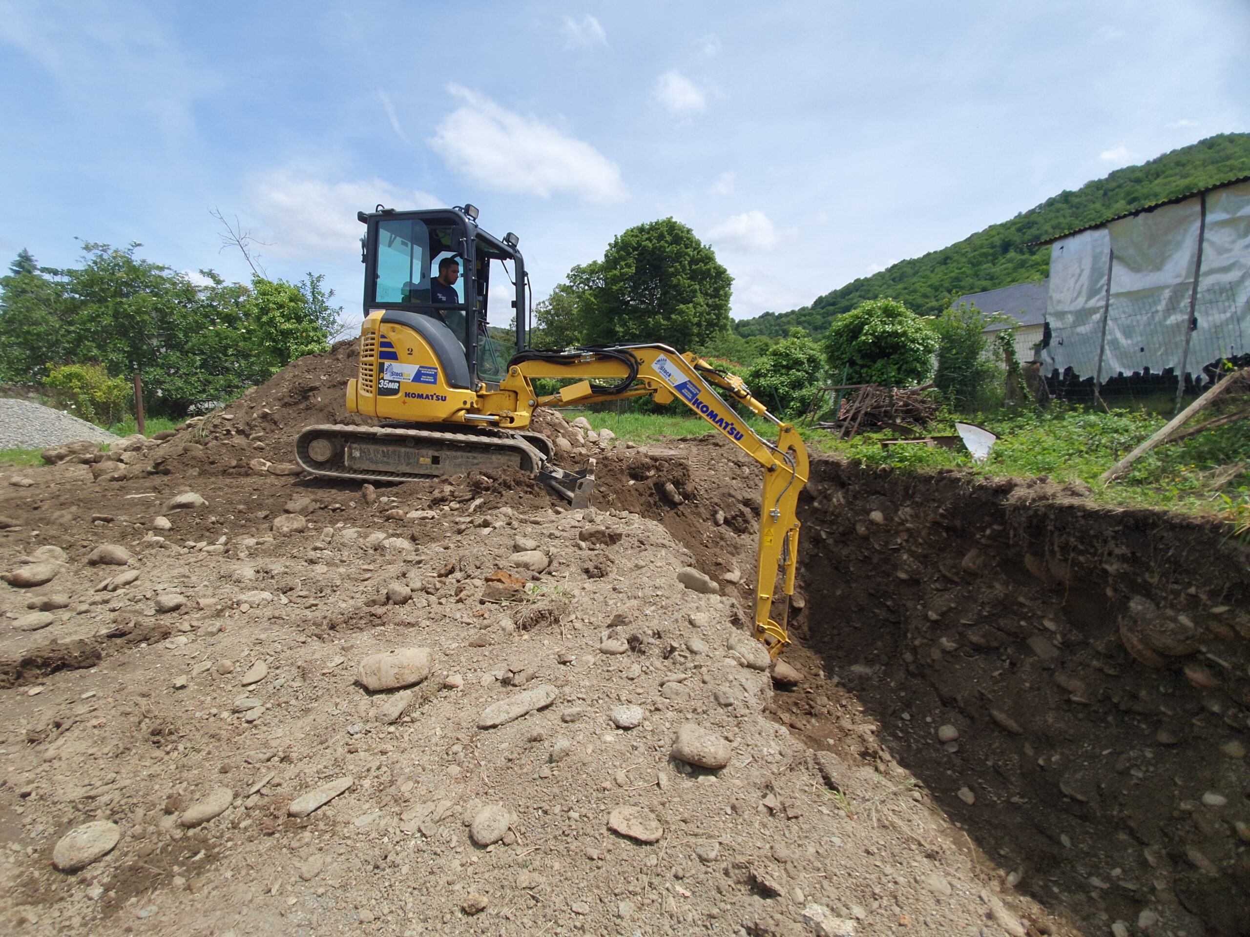 Décaissement du terrain et installation de la fosse septique et du filtre compact