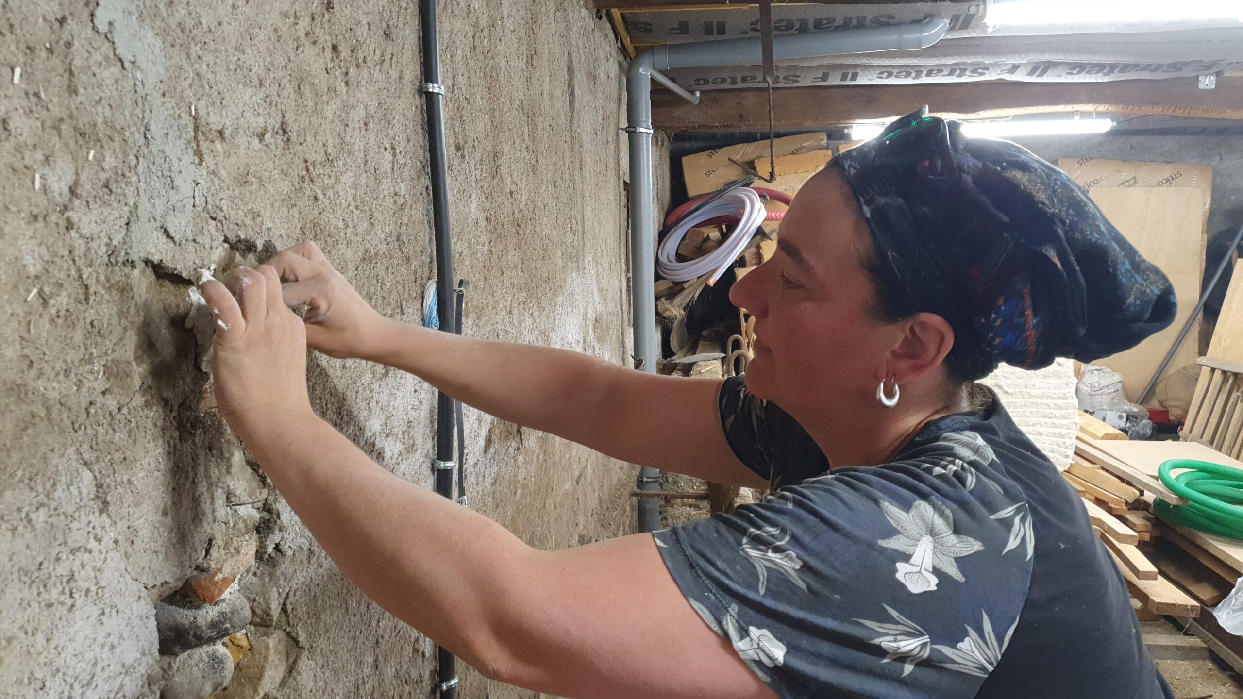 Installation de témoins pour surveiller les fissures des murs